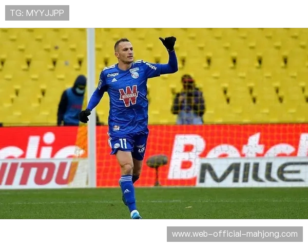 巴黎圣日耳曼逆转斯特拉斯堡，冠军韧性定格局